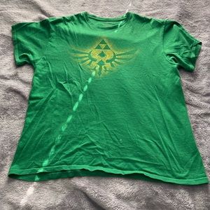 Oversized green t-shirt with cool yellow graphic.